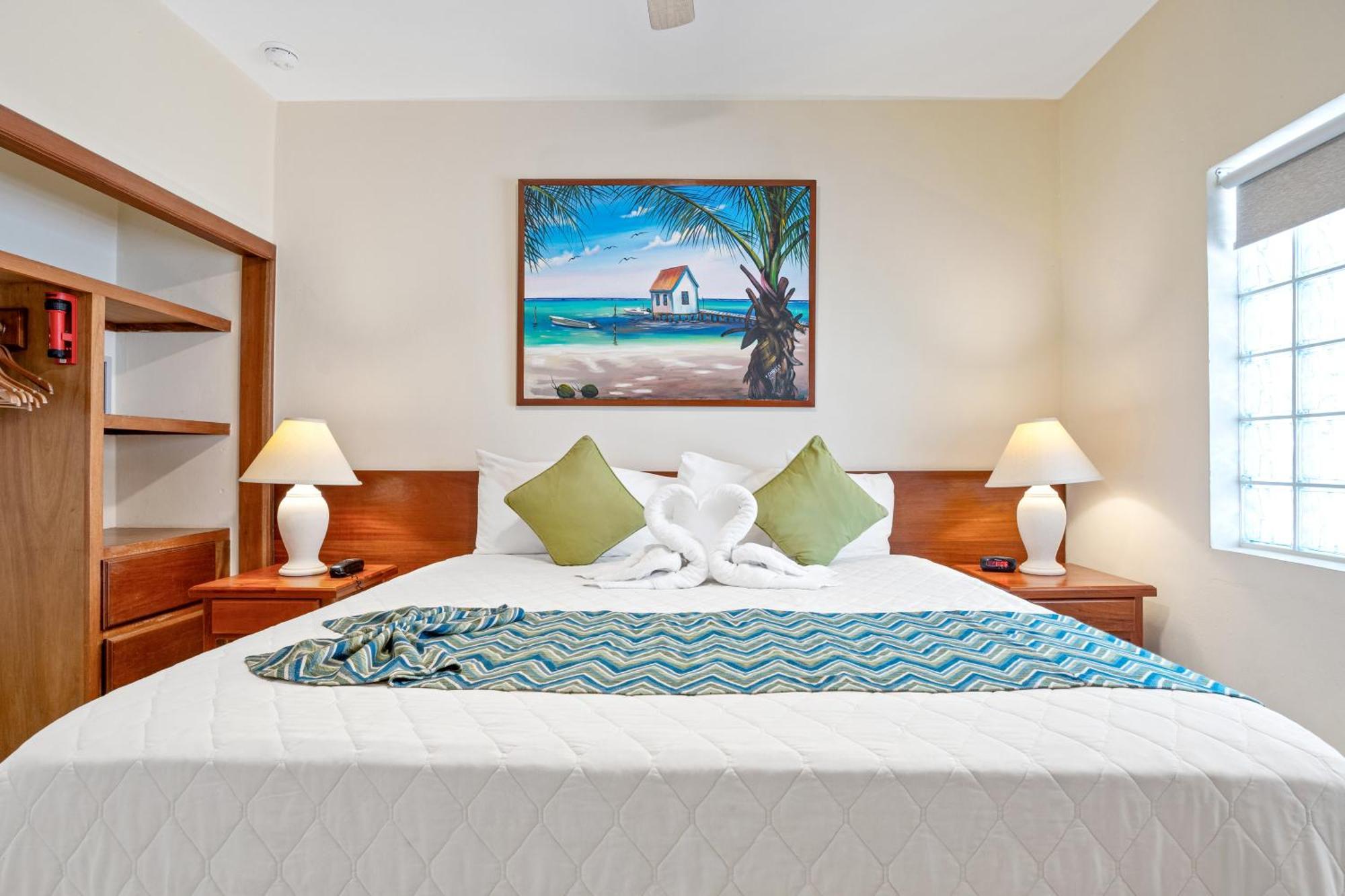 Sunbreeze Suites San Pedro  Exteriör bild