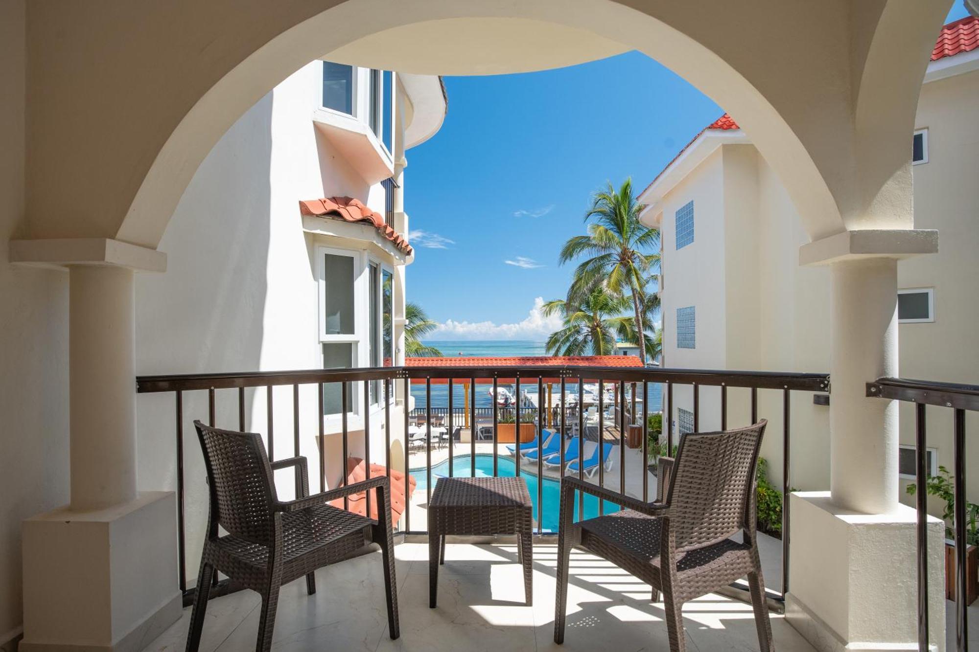Sunbreeze Suites San Pedro  Exteriör bild