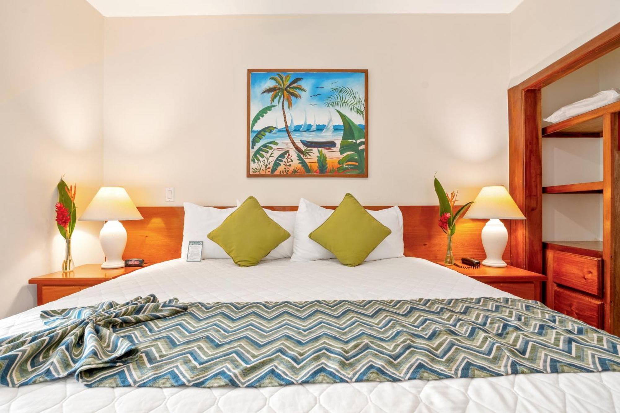 Sunbreeze Suites San Pedro  Exteriör bild