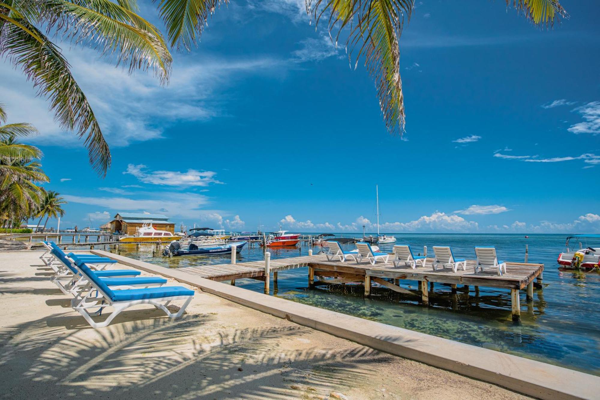 Sunbreeze Suites San Pedro  Exteriör bild