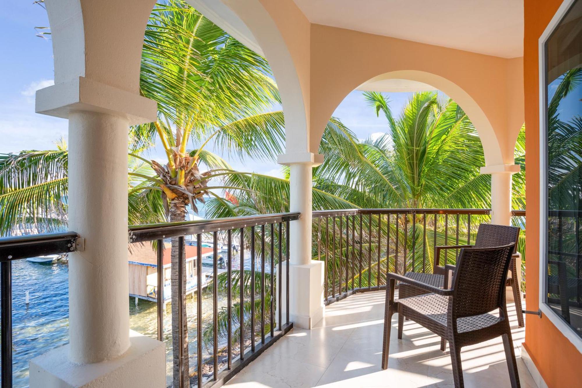 Sunbreeze Suites San Pedro  Exteriör bild