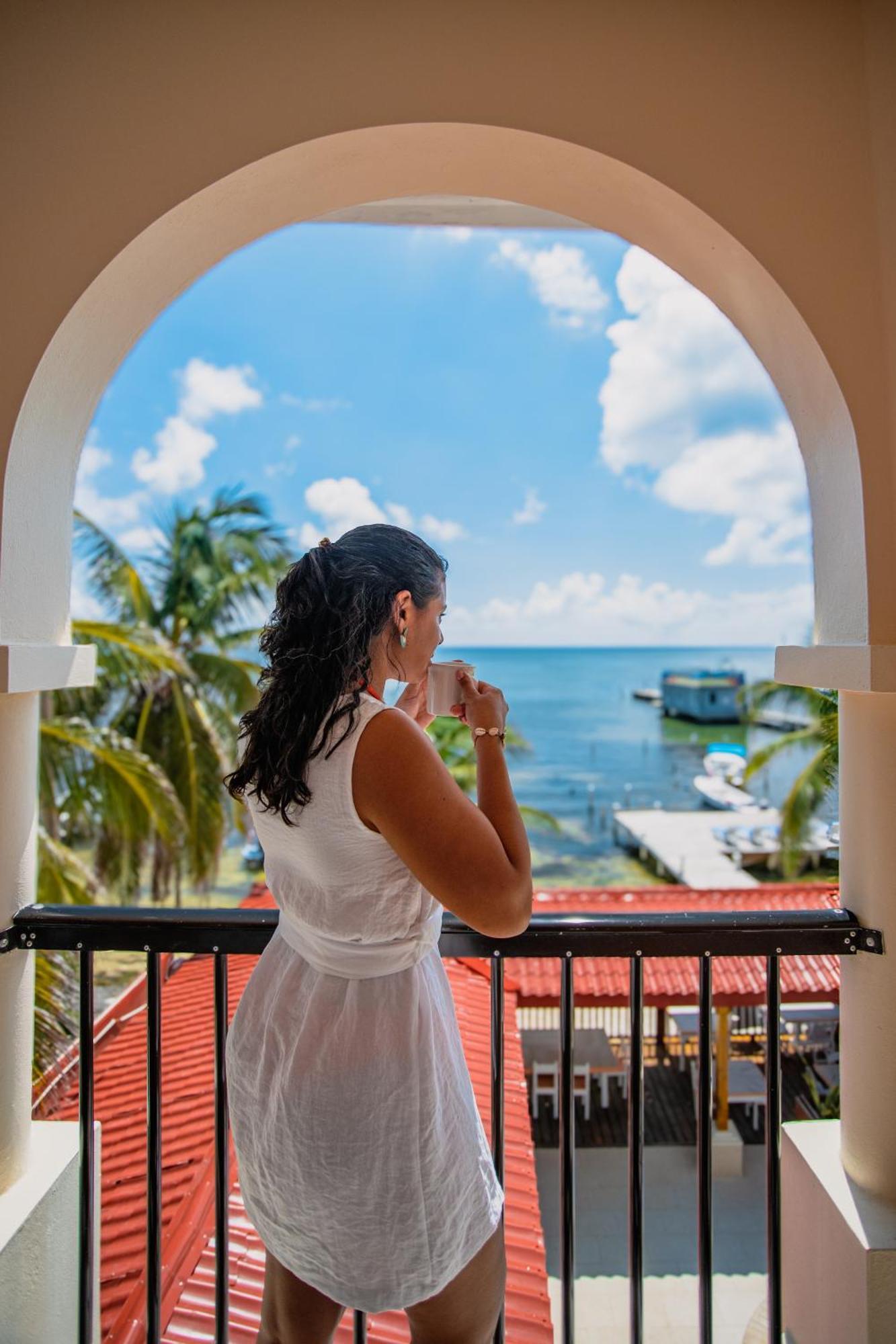 Sunbreeze Suites San Pedro  Exteriör bild